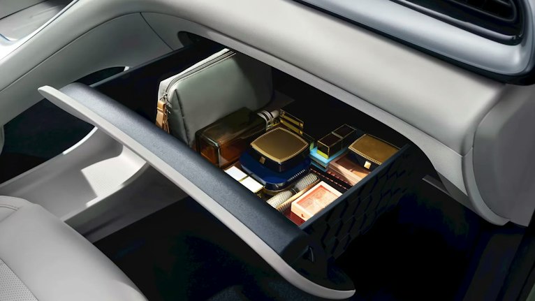 Geely E2 STAURAUM UNTER DEM BEIFAHRERSITZ